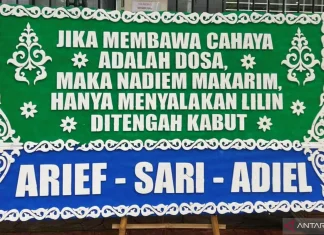 Sidang Perdana Kasus Nadiem Makarim Diwarnai Kiriman Karangan Bunga