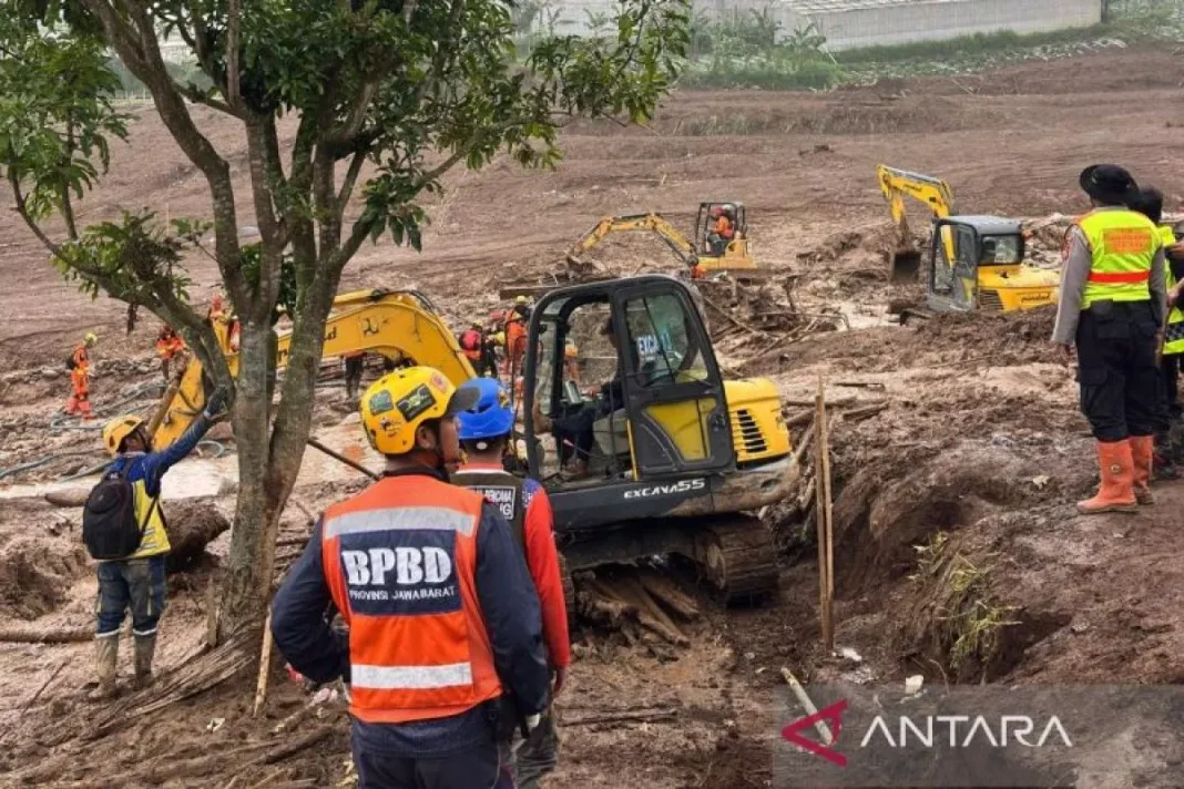 Tim SAR tambah alat berat percepat pencarian 32 korban longsor Cisarua