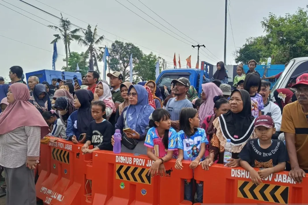 Warga Karawang antusias sambut kunjungan Presiden Prabowo