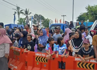 Warga Karawang Antusias Sambut Kunjungan Presiden Prabowo