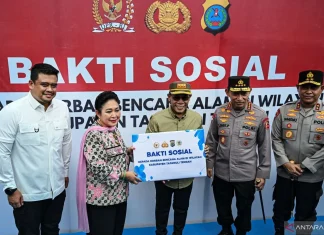 Kapolri-Titiek Soeharto Serahkan Bantuan Logistik Pengungsi Bencana