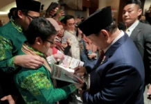Bertemu Presiden, Diaspora RI di Jepang Bawa Buku “Paradoks Indonesia”