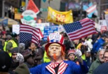 Chaos! Demonstran ‘No Kings’ Bentrok dengan Pendukung ‘Pro Trump’ yang Diduga Bawa Senjata Otomatis