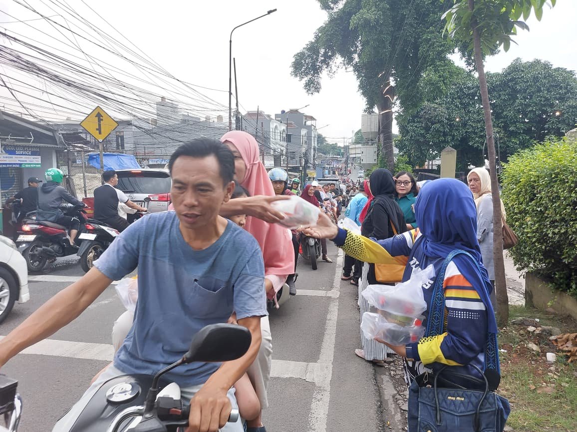 DZ49ERS Bikers dan dmkcomm.com sbagi takjil di jagakarsa