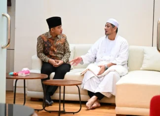 Gibran Silaturahmi ke Habib Ali Al Habsyi dan Tinjau Pembagian Sembako