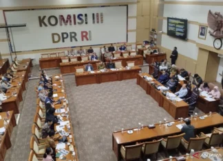 Polisi Hadiri Rapat DPR Sebut Kasus Andrie Yunus Dilimpahkan ke TNI