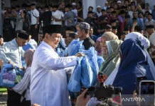 Prabowo Bagikan Sembako usai Salat Id Bersama Penyintas Bencana Aceh
