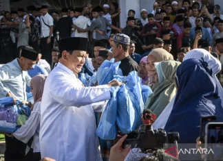 Prabowo Bagikan Sembako usai Salat Id Bersama Penyintas Bencana Aceh