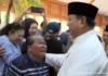 Prabowo Sapa dan Rangkul Warga saat Open House di Istana