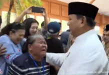 Prabowo Sapa dan Rangkul Warga saat Open House di Istana