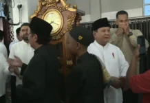 Presiden Prabowo Bersalaman dengan Warga usai Salat Id di Aceh Tamiang