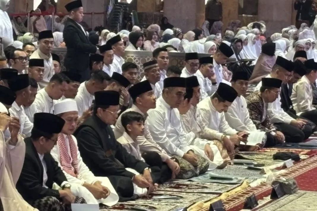 Wapres shalat di Masjid Istiqlal bersama Jan Ethes dan menteri