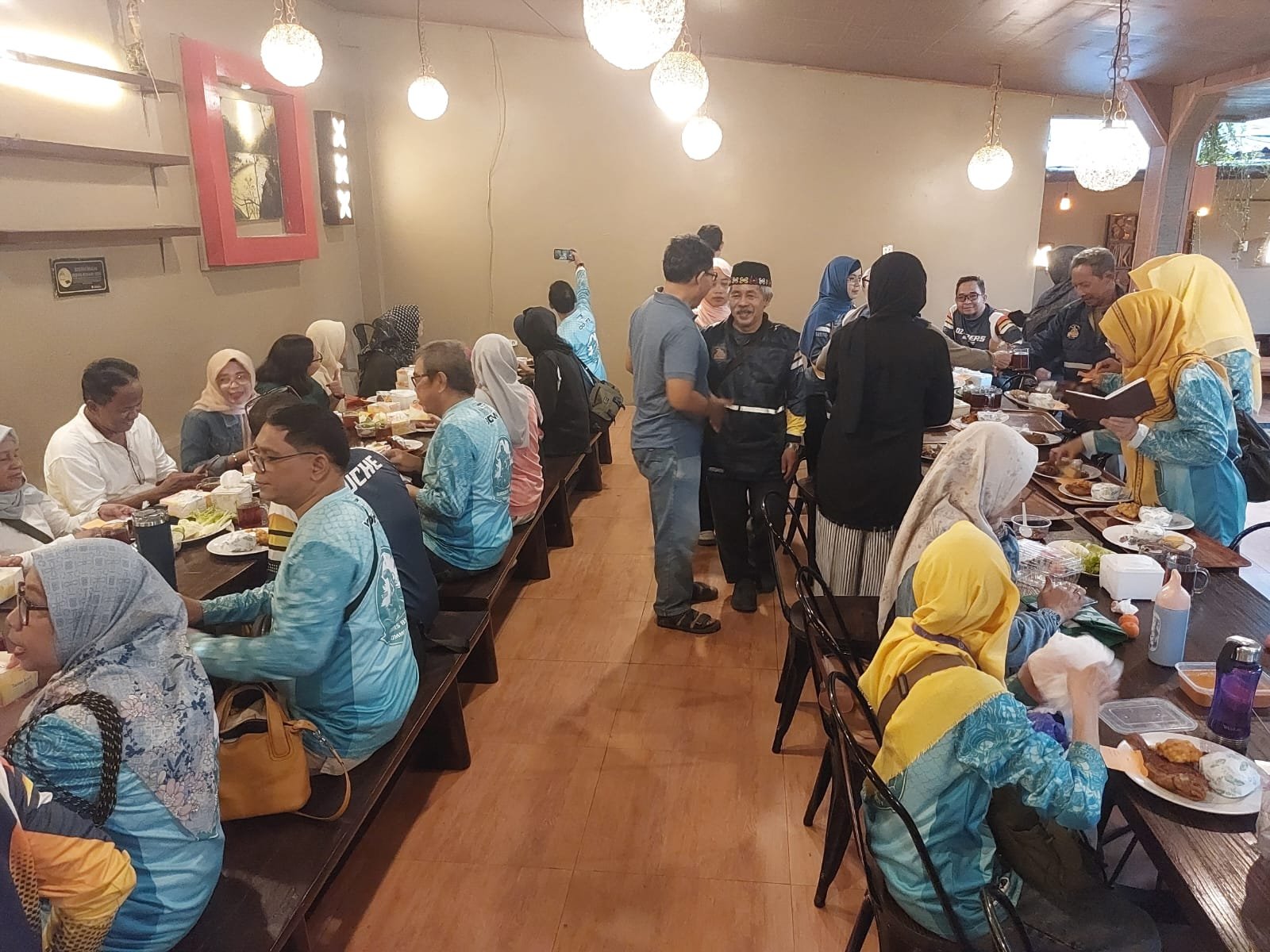 DZ49ERS Bikers dan dmkcomm.com menggelar acara bagi-bagi takjil