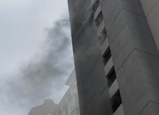 Apartemen Mediterania Tanjung Duren Terbakar, Penghuni Panik saat Dievakuasi!