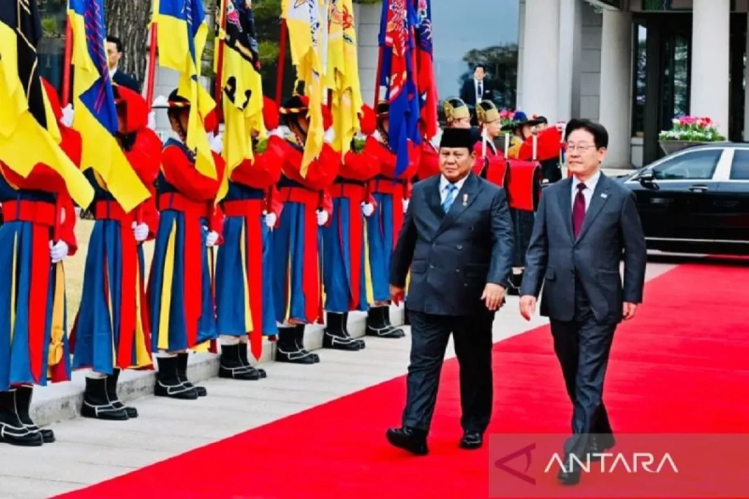 Prabowo disambut Presiden Korsel Lee Jae Myung di Blue House