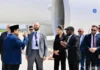 Di Bandara Orly Prabowo Ajak Foto Bersama Pengawalnya di Paris