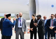 Di Bandara Orly Prabowo Ajak Foto Bersama Pengawalnya di Paris