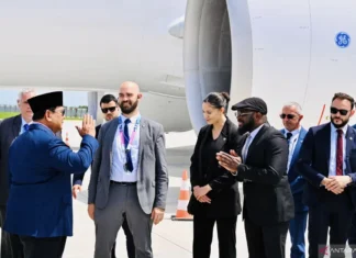 Di Bandara Orly Prabowo Ajak Foto Bersama Pengawalnya di Paris