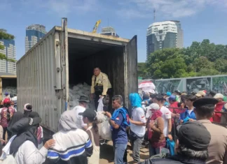 Massa Buruh May Day di Monas dapat Sembako dari Presiden