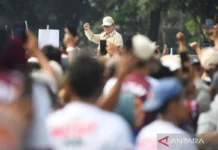 Prabowo Lempar Topi hingga Joget di Panggung Puncak Hari Buruh