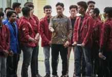 Wapres Gibran Temui dan Ajak Ngobrol Mahasiswa yang Berunjuk Rasa