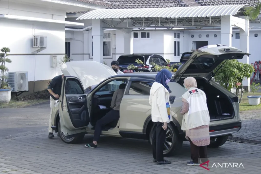 KPK periksa mobil di pendopo Bupati Lombok Barat terkait korupsi