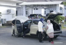 KPK Periksa Mobil di Pendopo Bupati Lombok Barat terkait Korupsi