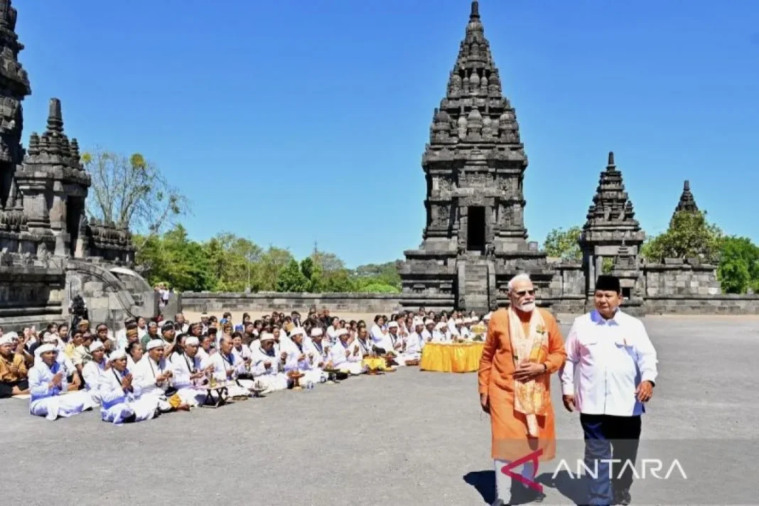 PM Modi berdoa untuk kemakmuran India-RI saat kunjungi Candi Prambanan