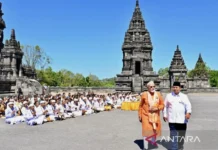 PM Modi Berdoa untuk Kemakmuran India-RI saat Kunjungi Candi Prambanan