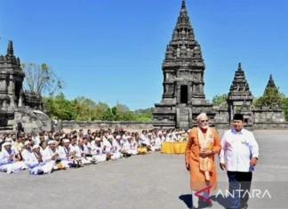 PM Modi Berdoa untuk Kemakmuran India-RI saat Kunjungi Candi Prambanan