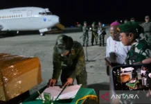 Pangkogabwilhan III Serahkan Jenazah Pilot Korban KKB kepada AMA