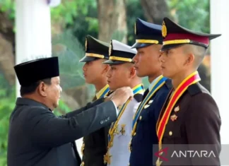 Prabowo Sematkan Tanda Pangkat Kepada Empat Penerima Adhi Makayasa