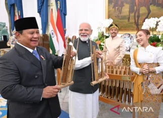 Presiden Prabowo Berikan Satu Set Angklung kepada PM Modi