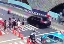 Terobos Lampu Merah, Polisi Konfrontasi Pemilik Alphard dan Sekuriti