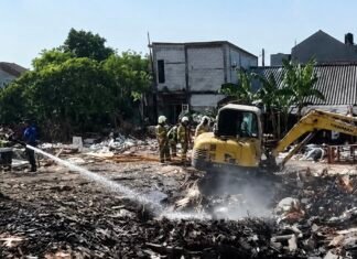 30 Jam Kebakaran Sampah di Kramat Jati Belum Padam, 50 Personel Gulkarmat Berjibaku Padamkan Api