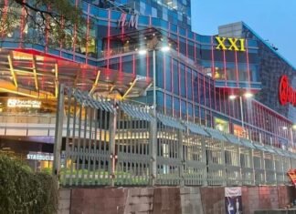 6 Mal hingga Gedung Besar Mendadak Dipagar Besi Tinggi di Jakarta dan Surabaya