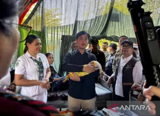 Gibran Temui Ibu dan Bayi di Tenda Rawat Pastikan Kebutuhan Terpenuhi