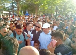 Jokowi Dikerubuti Warga saat Jalan Santai di Kota Kupang