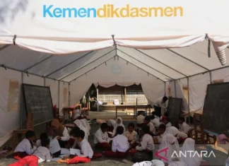 Kemendikdasmen Bagikan 100 Tenda Darurat Sekolah Terdampak Gempa NTT