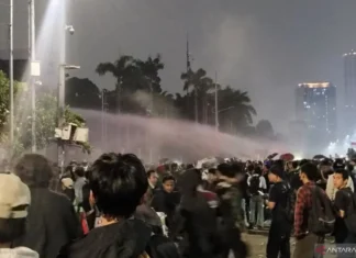 Massa Aksi mulai Membubarkan Diri dari Depan Gedung DPR/MPR RI setelah Dipukul Mundur Aparat