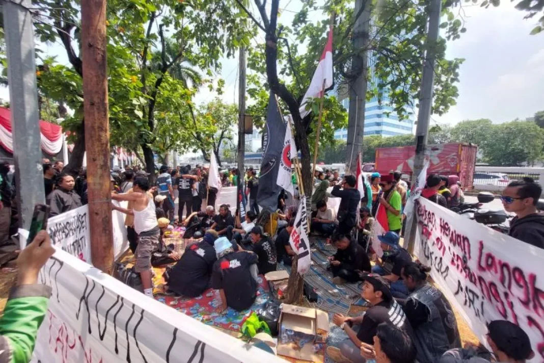 Massa mulai siapkan atribut di depan Gedung DPR