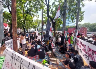 Massa mulai Siapkan Atribut di depan Gedung DPR
