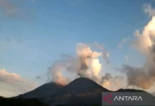 Tadi Pagi, Gunung Lewotobi Meletus dan Lontarkan Abu Vulkanik 1 Km