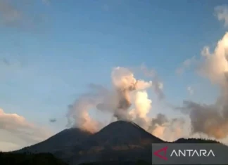 Tadi Pagi, Gunung Lewotobi Meletus dan Lontarkan Abu Vulkanik 1 Km