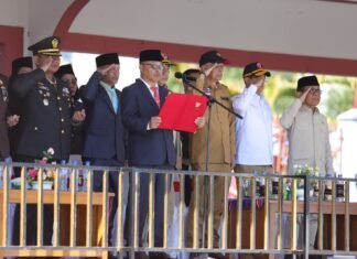 Pimpin Upacara di Lokasi Gempa NTT, Menko PMK & BNPB Kawal 50 Ribu Paket Sembako Presiden