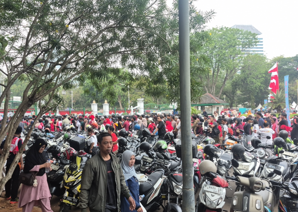 Pintu Timur Monas Dipadati Ribuan Warga, Arus Keluar-Masuk Pesta Rakyat HUT RI ke-81 Sempat Terkunci