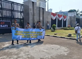 Polisi Beri Pengamanan Aksi Ratusan Warga di depan Gedung DPR RI