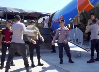 Polri Salurkan Bantuan Logistik untuk Warga Terdampak Gempa NTT