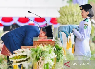Presiden Cium Bendera Merah Putih sebelum Diserahkan ke Pembawa Baki