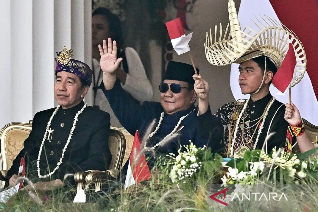 Senyum Prabowo diapit Jokowi dan Gibran saksikan hiburan HUT Ke-81 RI